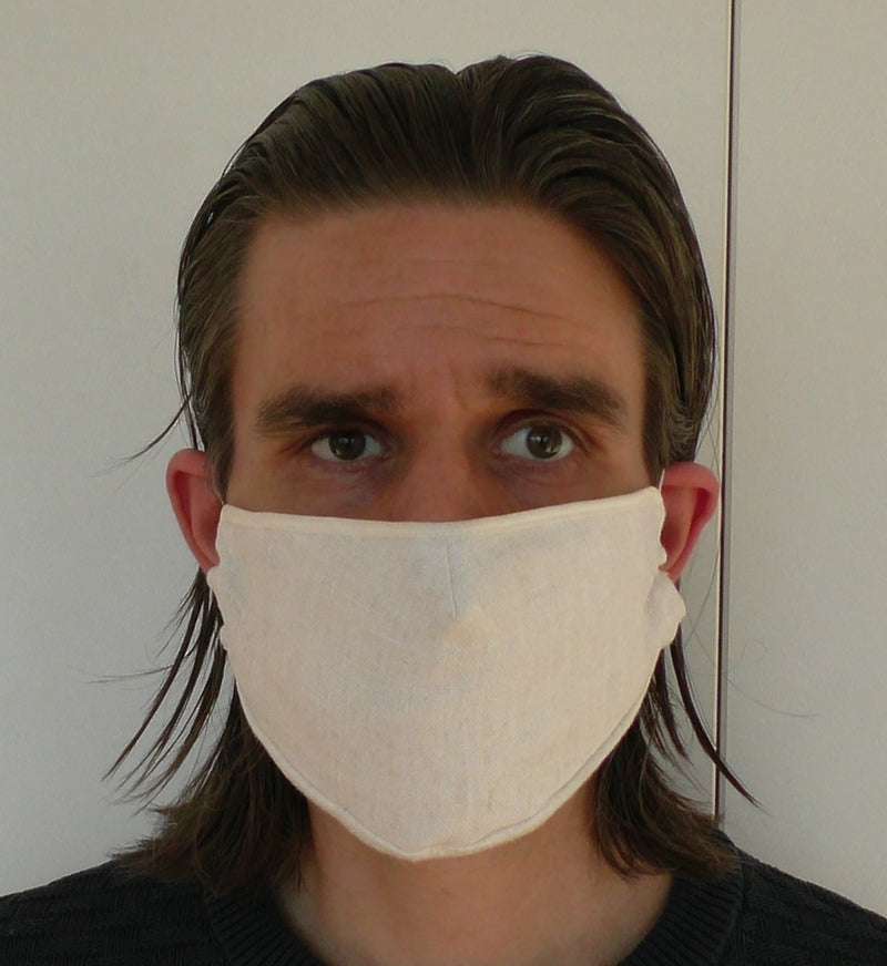 Mann mit Hanfmaske