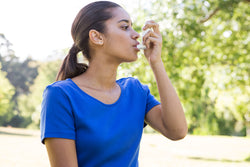Frau mit Inhalator auf grünem hintergrund