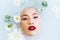 Gesicht einer Frau mit Blumen